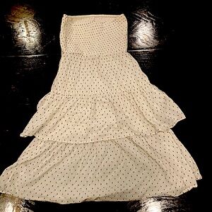 Strapless H&M beach white dress with small ovals.